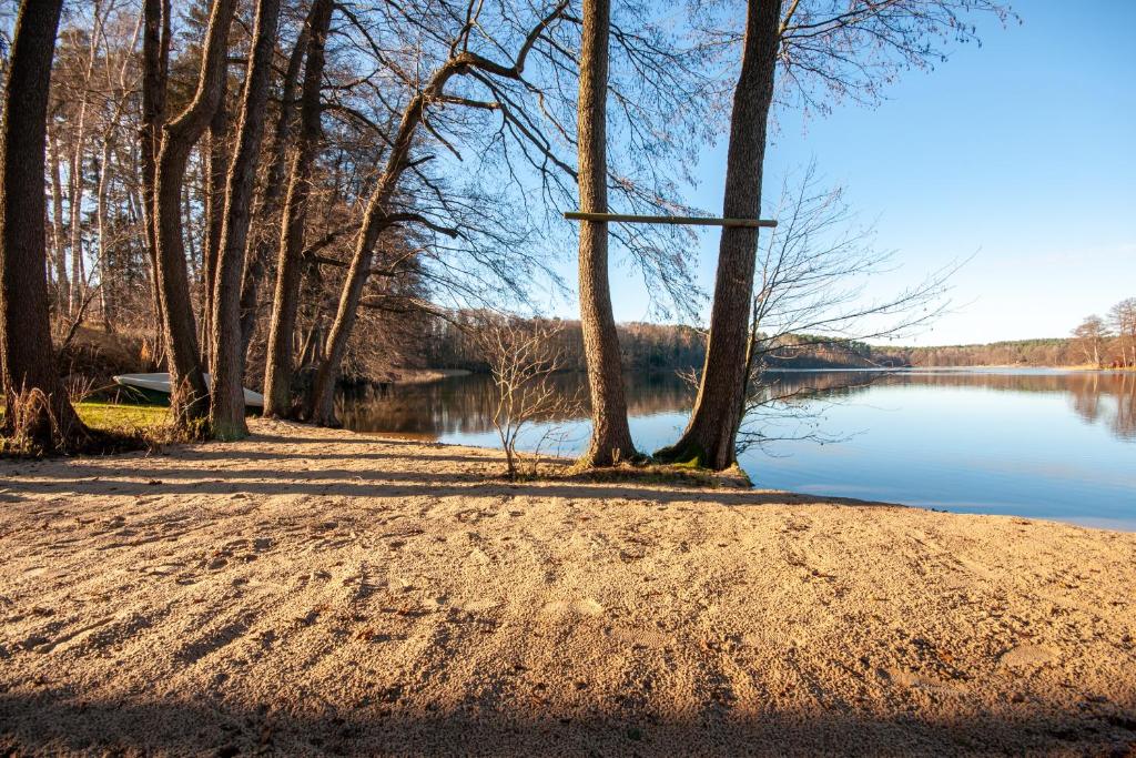 Ferienhaus direkt am See - Kamin, Klima, Sauna und Boot photo 1