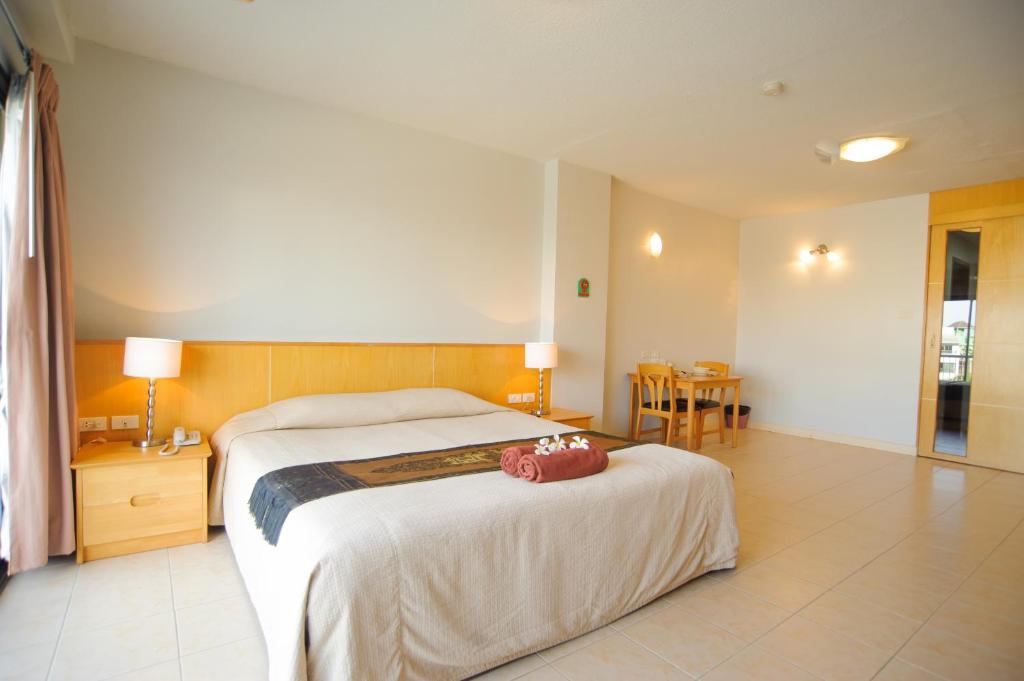 Двухместный (Superior One-Bedroom with King Bed and Balcony), Отель Diamond City Place