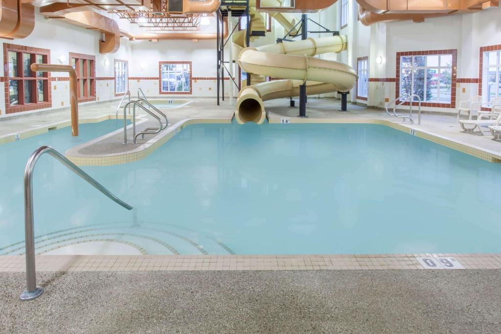 Ramada by Wyndham Camrose photo 3