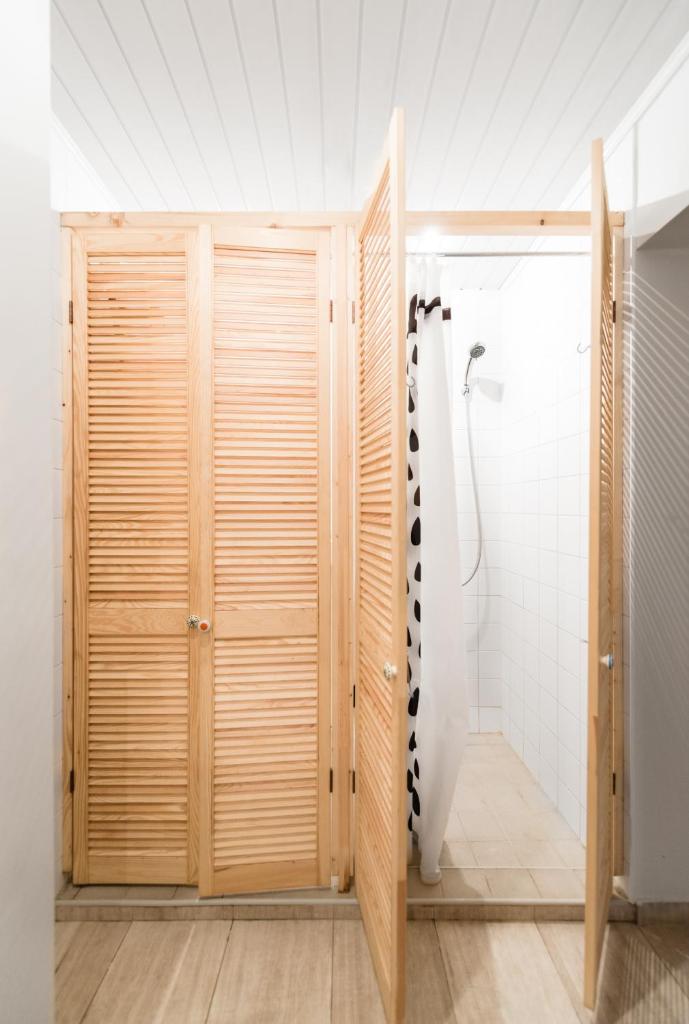 Одноместный (Одноместный номер с общей ванной комнатой), Downtown Forest Hostel & Camping