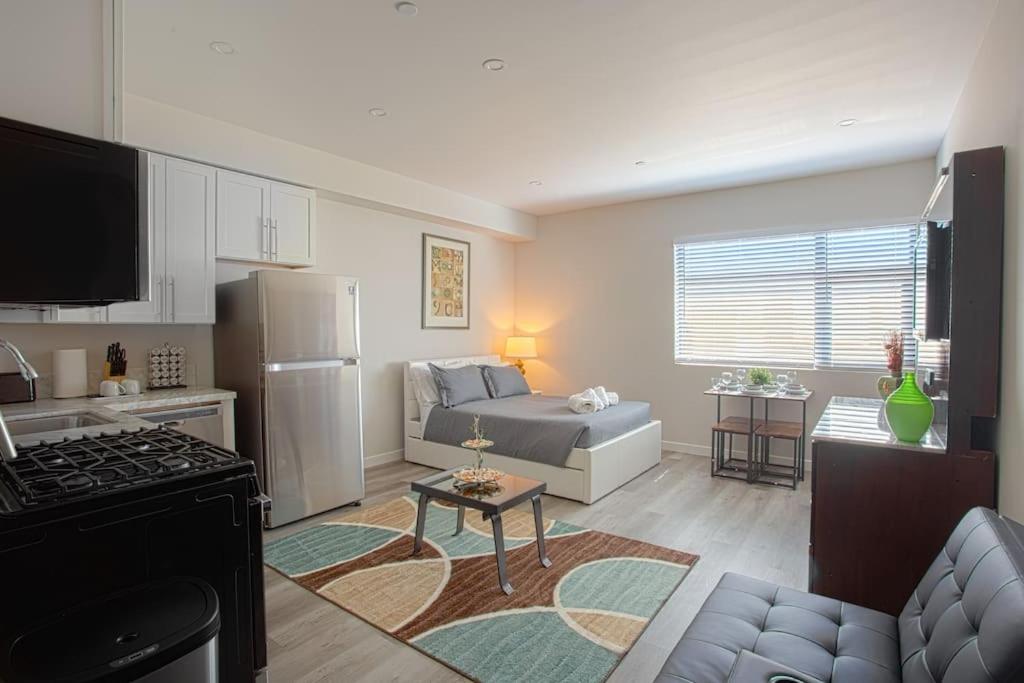 Lovely Studio w Full Kitchen in Heart of San Diego image