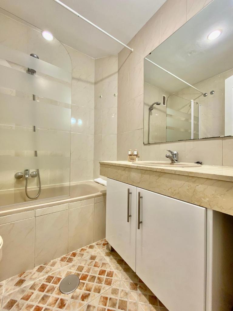 Cozy Malasaña – Studio with Balcony in Madrid, AC - Tap to explore photos