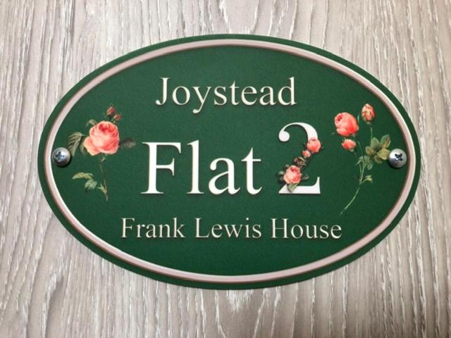 Flat 2 Frank Lewis House - Tap to explore photos