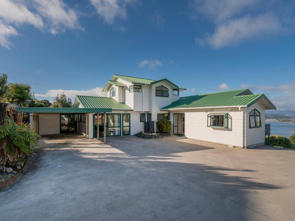Sensational on Centennial - Whitianga Holiday Home photo 1