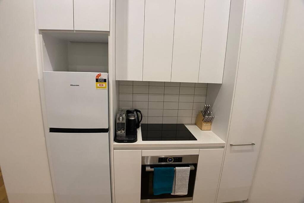 Luxe 2BR Executive Apartment Kingston Pool Parking WiFi BBQ Wine photo 4