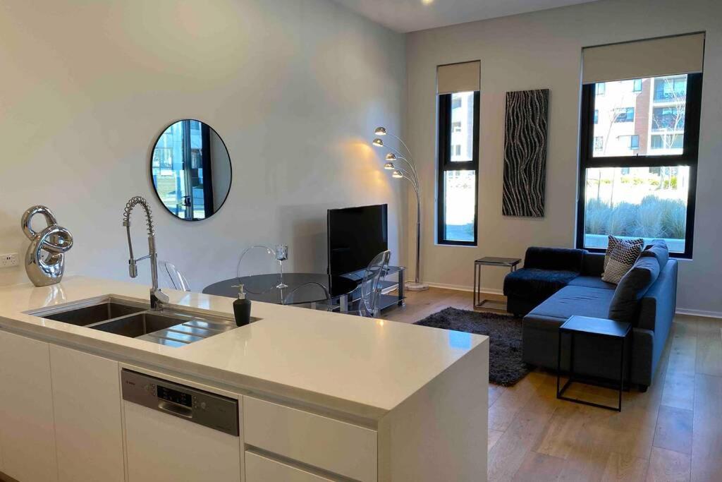 Luxe 2BR Executive Apartment Kingston Pool Parking WiFi BBQ Wine