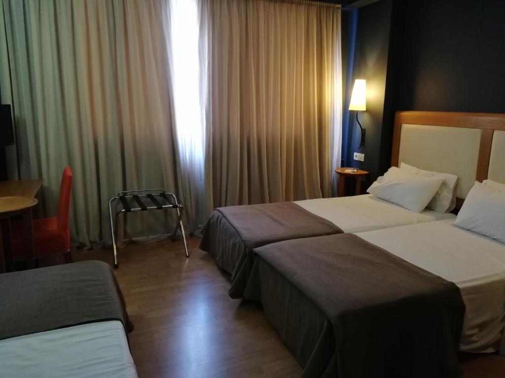 Трехместный (Трехместный номер (для 2 взрослых и 1 ребенка)), Olympic Hotel