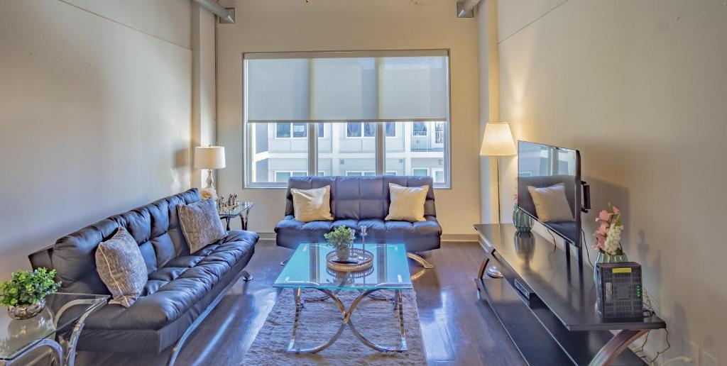 2 Bedroom Fully Furnished Apartment near Emory University Hospital Midtown image