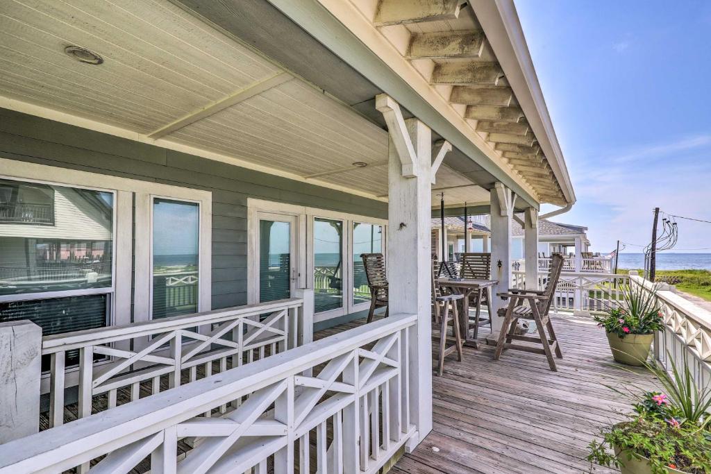 Bright and Cozy Escape, Walk to Crystal Beach!