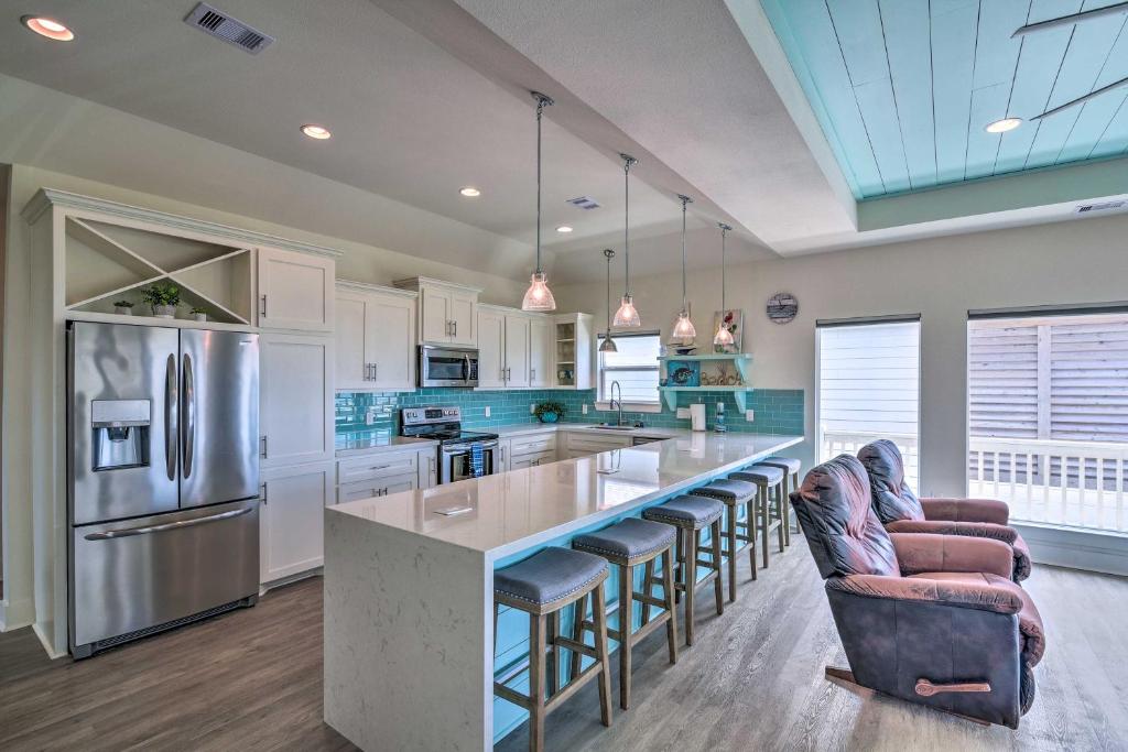 Bright and Cozy Escape, Walk to Crystal Beach! photo 2