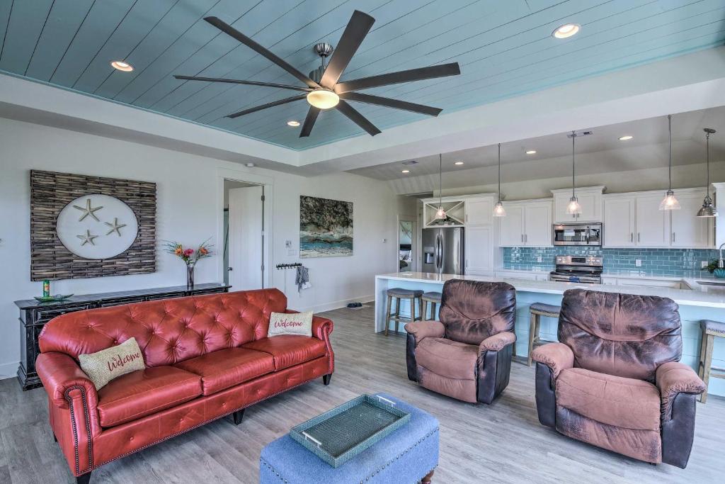 Bright and Cozy Escape, Walk to Crystal Beach! photo 3