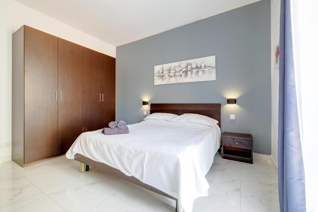 Modern 1BR Apartment Steps From the Promenade - Tap to explore photos