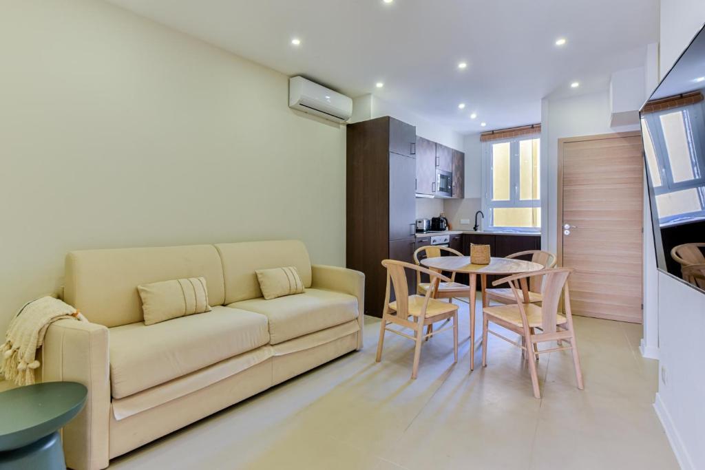 Cozy apartment Juan Les Pins / 200m Beach - Tap to explore photos