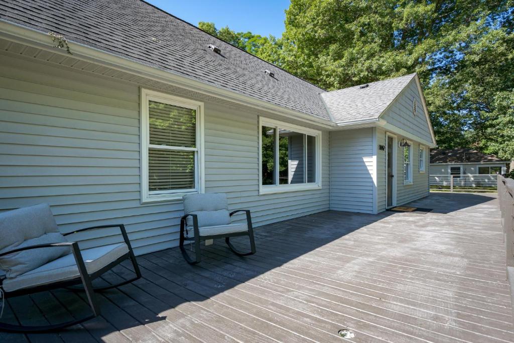 All Decked Out - Secluded getaway near beach access photo 2