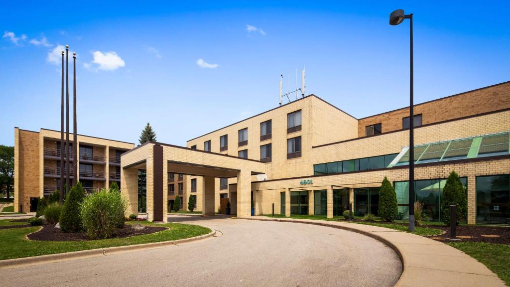 Best Western East Towne Suites image