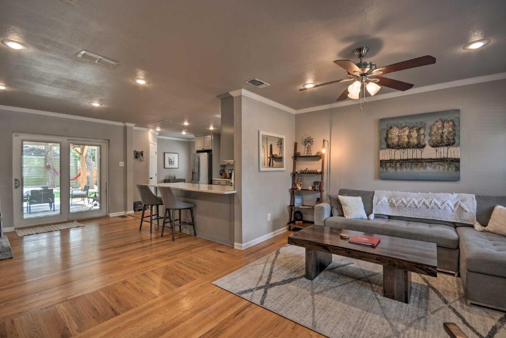 Stylish Home - Walk to Texas Tech University! photo 3