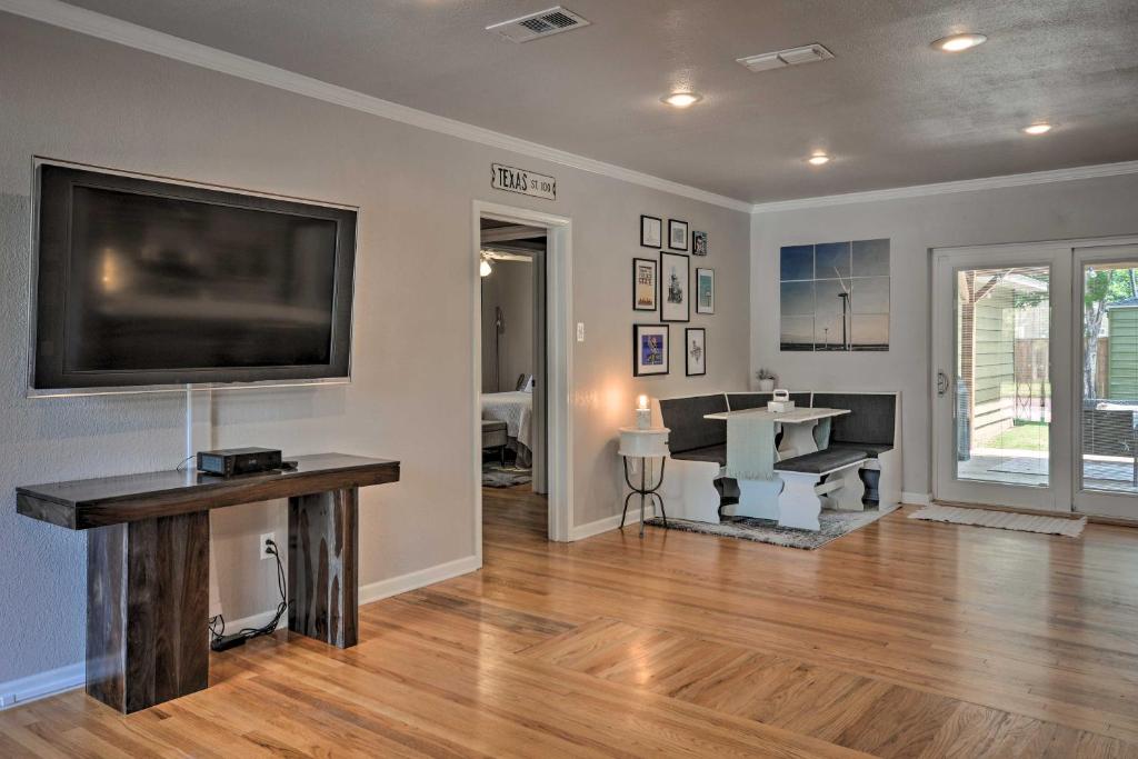 Stylish Home - Walk to Texas Tech University! photo 4
