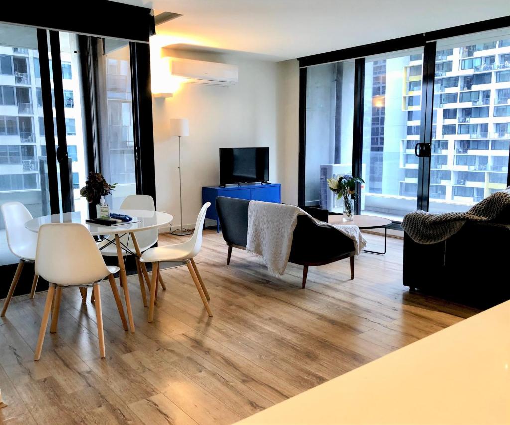 ReadySet Apartments on Spencer photo 3