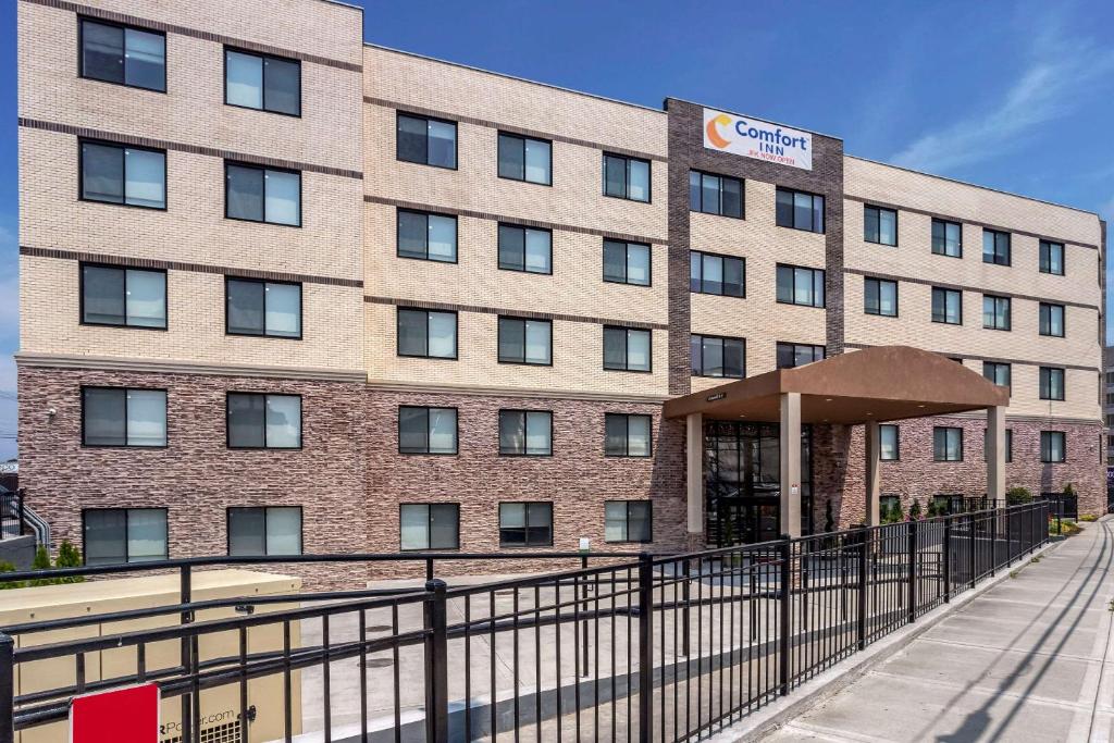 Comfort Inn JFK Airport image