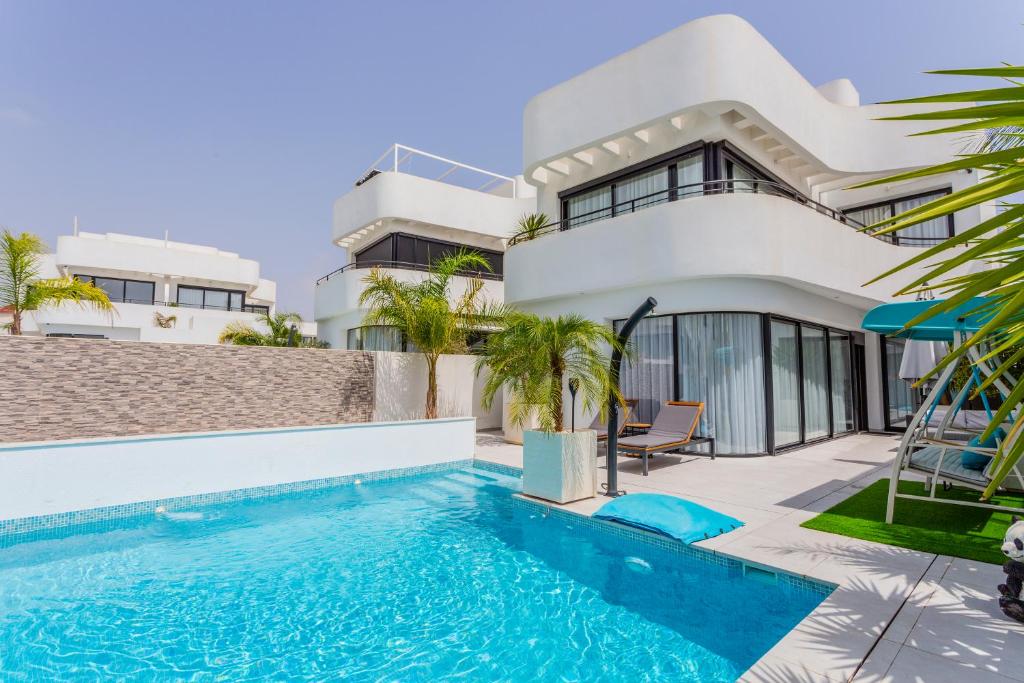 STYLISH VILLA 2018,POOL,3B.R.WIFI,NETFLIX photo 1