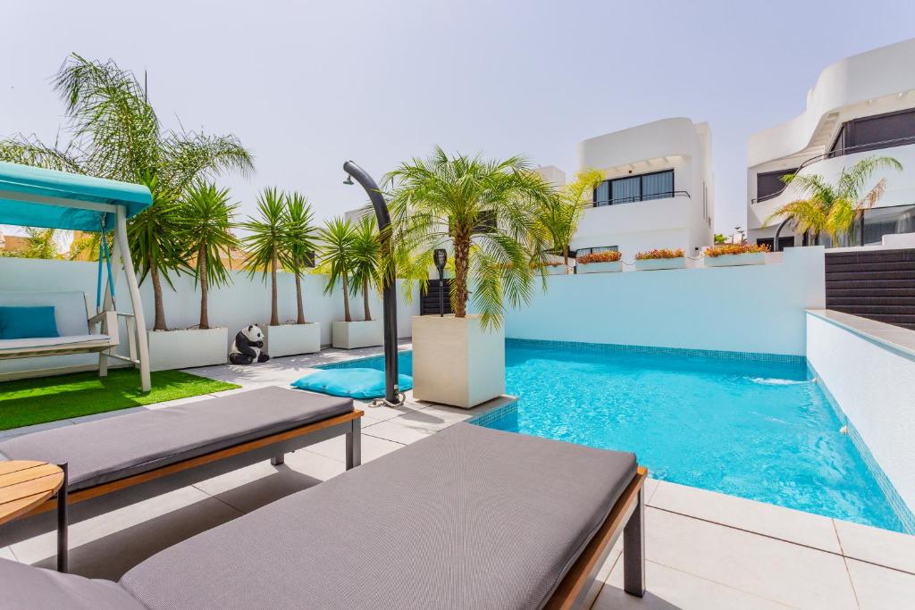 STYLISH VILLA 2018,POOL,3B.R.WIFI,NETFLIX photo 3