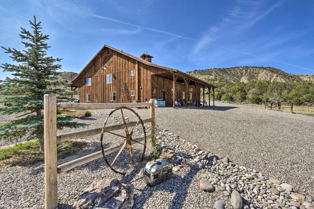 Montrose Barndominium on 7 Acres with Views! photo 2