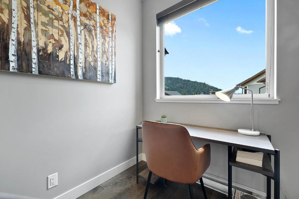 Spacious Modern Ski-in Ski-out with Hot Tub Townhouse photo 3