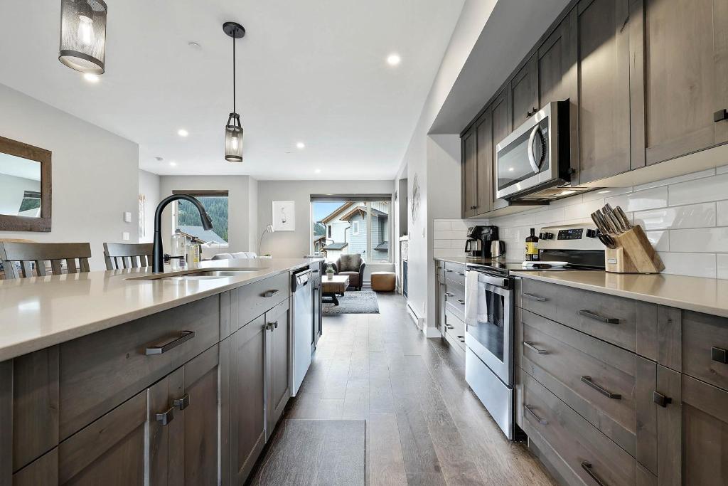 Spacious Modern Ski-in Ski-out with Hot Tub Townhouse photo 4