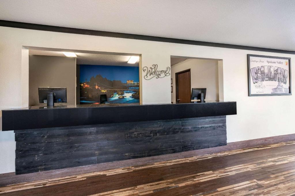 Super 8 by Wyndham Spokane Valley photo 2