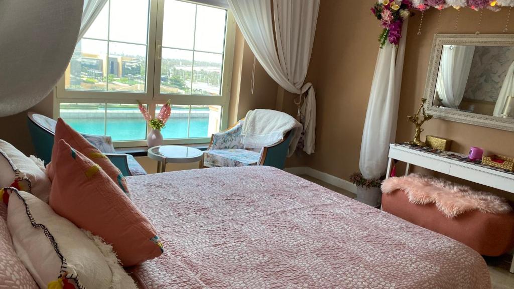 B-LBAIT KAEC Honeymoon Style for family photo 1