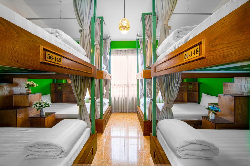 Номер (Deluxe 8 Beds Mixed Dormitory Room With City View.), Little Charm Hanoi Hostel - Homestay