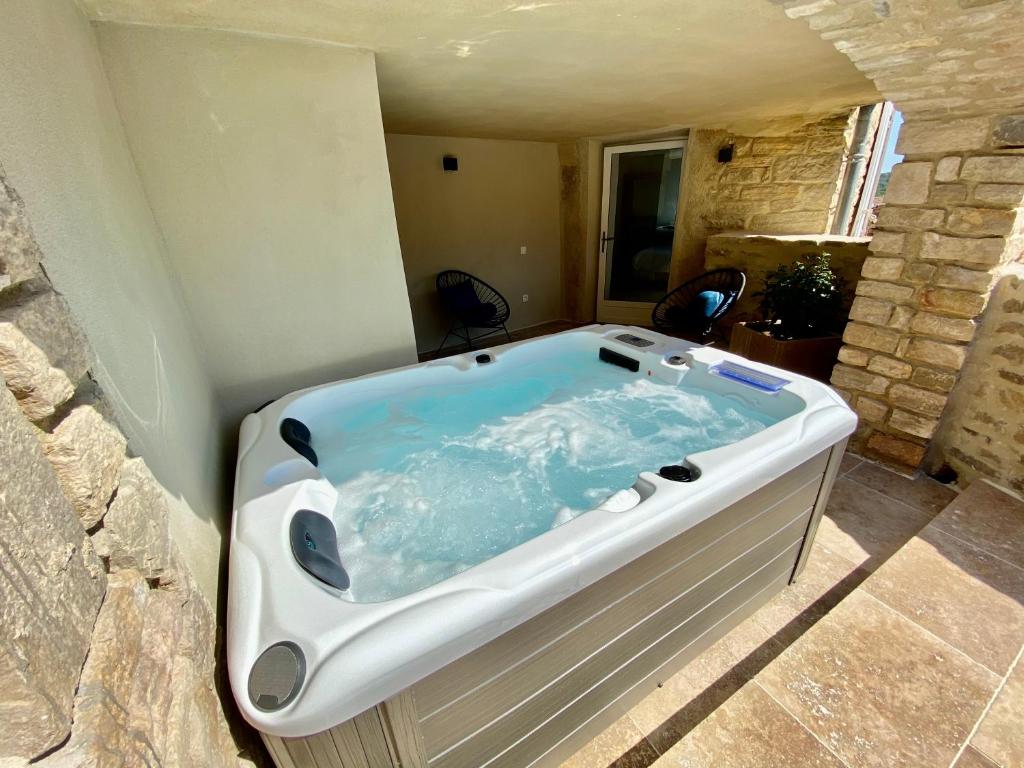 La Maison des Vendangeurs - TABLE D'HÔTES le soir du jeudi au lundi - Jacuzzi - Balnéo SPA - ACCES PISCINE pour toutes les chambres sauf STUDIO COQUET- Piscine de mai à mi-octobre photo 2