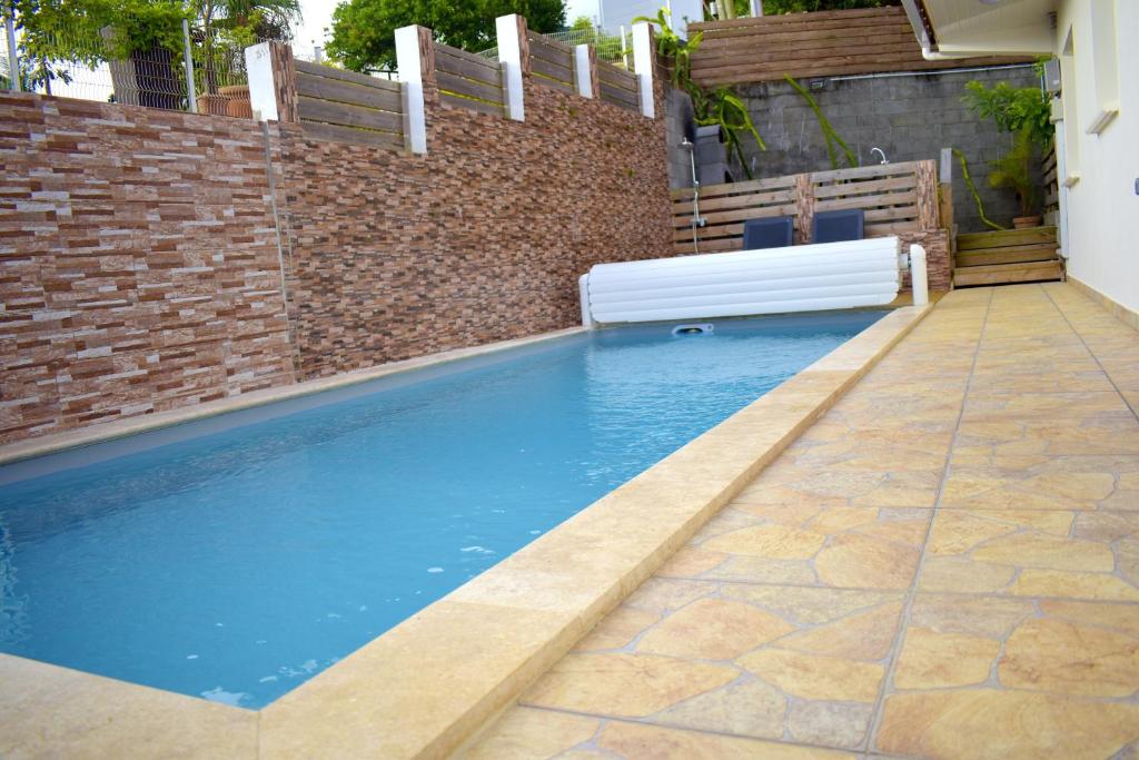 Villa de 4 chambres avec piscine privee jardin clos et wifi a Piton Saint Leu a 5 km de la plage photo 2