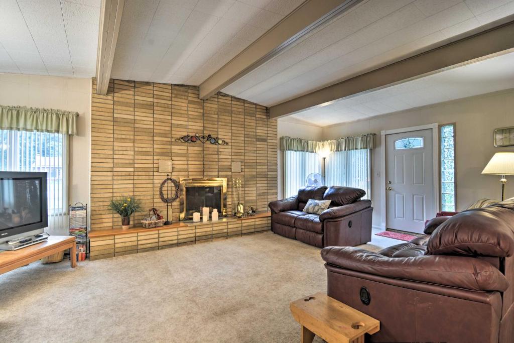 Roscommon Cabin with Fire Pit Walk to Higgins Lake!
