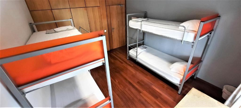 Четырехместный (Четырехместный номер с общей ванной комнатой), HI Hostel Porto - Pousada de Juventude