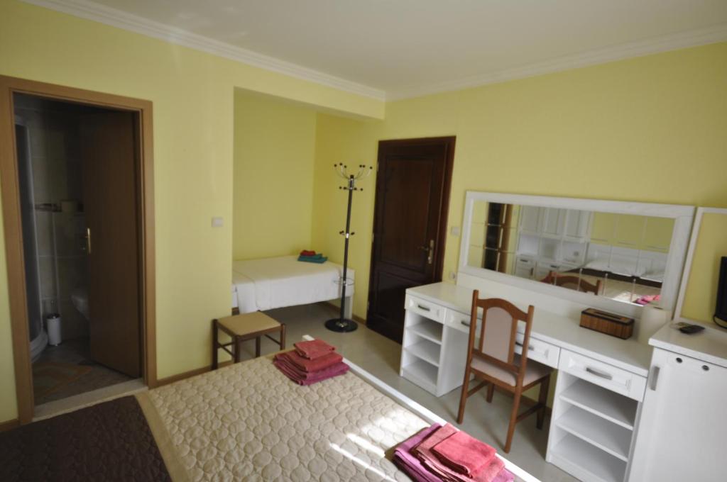 Трехместный (Трехместный номер с балконом и видом на море), Garni Hotel Bokeška Noć