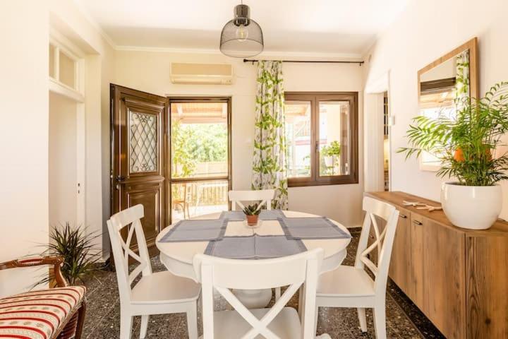 Mansion of 120 m2, with high ceilings and big yard photo 1