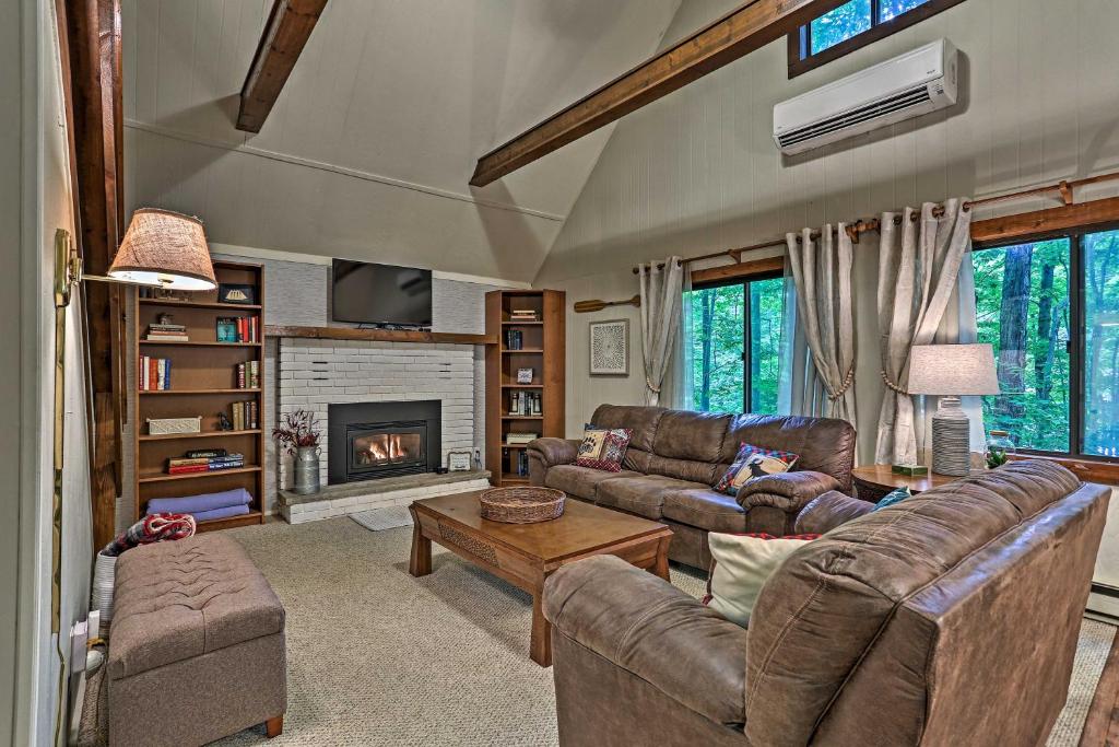 Pocono Lake House Near Skiing and Kalahari Resort! photo 4