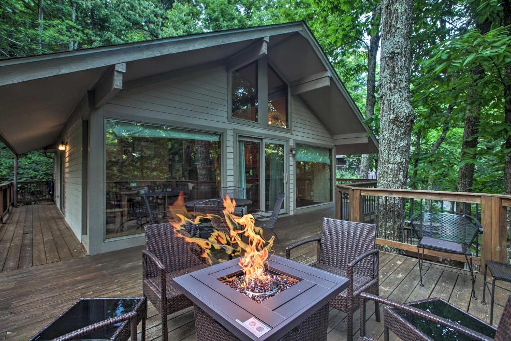 Cozy Hillside Hideaway in Wintergreen Resort! photo 1