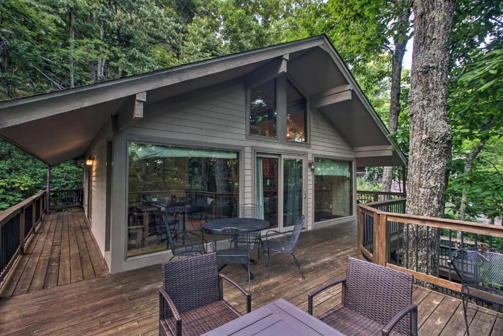 Cozy Hillside Hideaway in Wintergreen Resort! photo 2