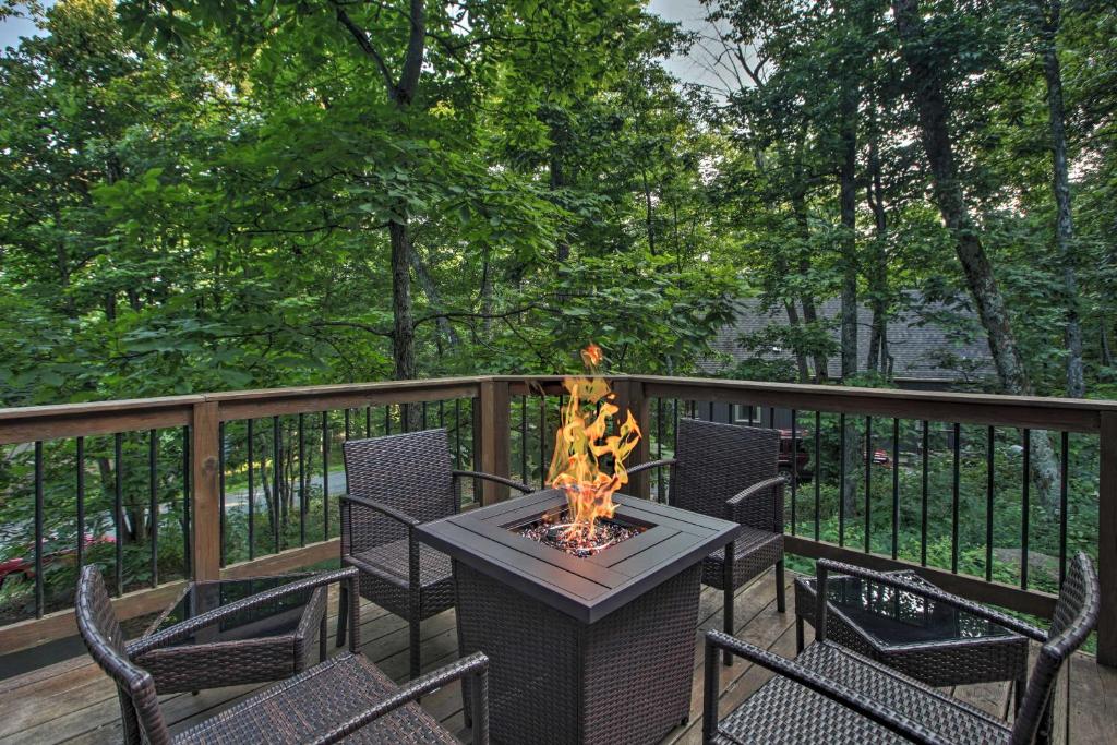 Cozy Hillside Hideaway in Wintergreen Resort! photo 3