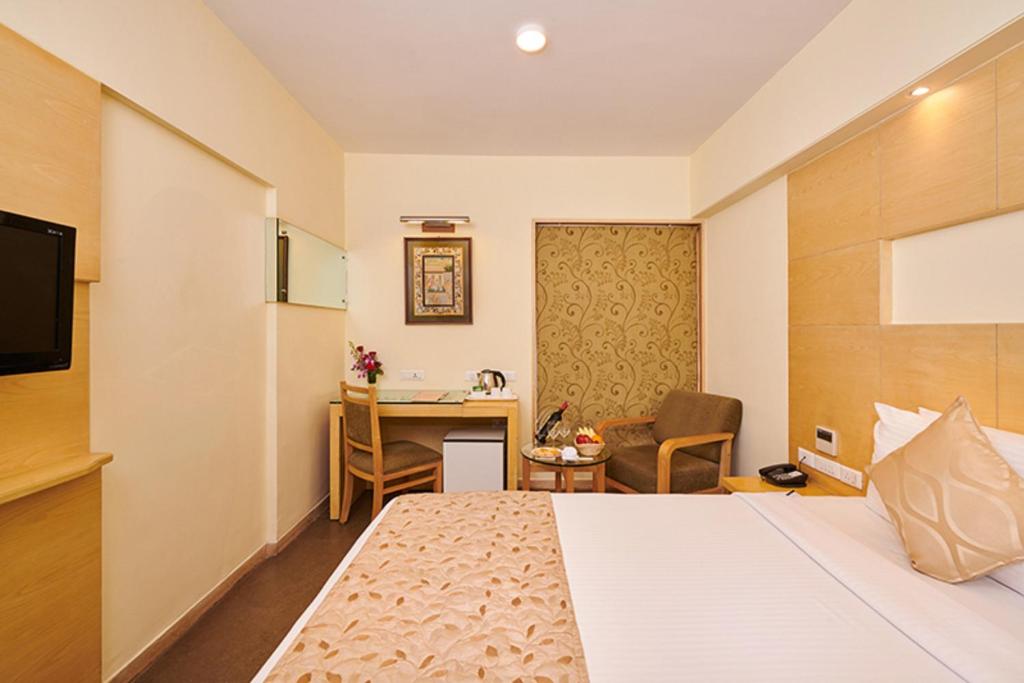 Двухместный (Улучшенный номер с кроватью размера «king-size»), Coral Tree Hotel