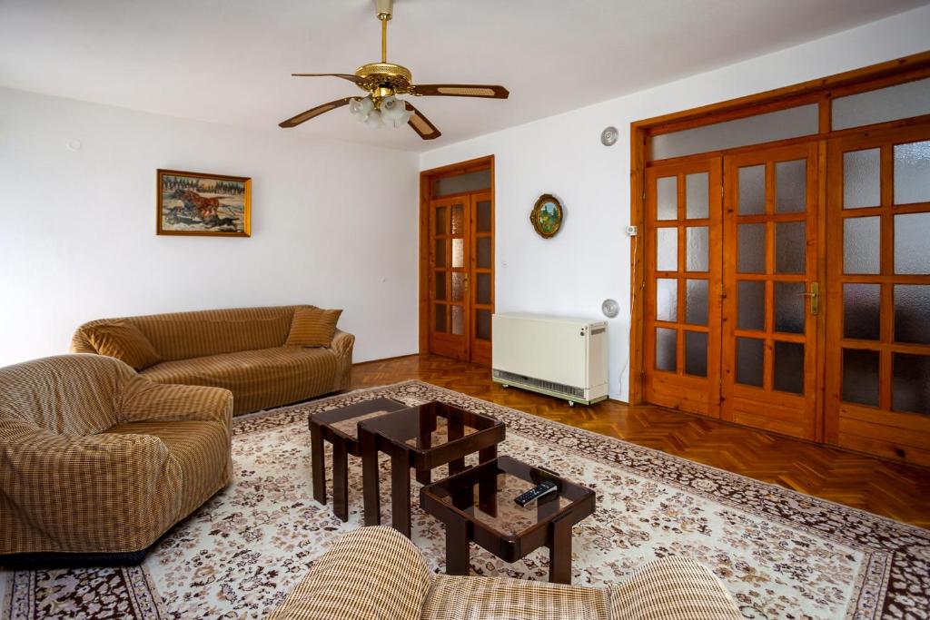Апартаменты (Апартаменты с 2 спальнями и террасой (для 6 взрослых)), Apartments Ratković