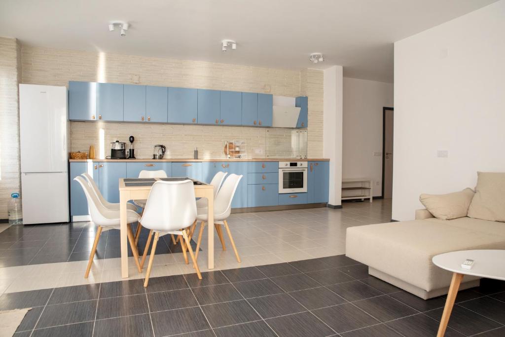 Spacious 3BD flat with PARKING and SEA VIEW photo 4