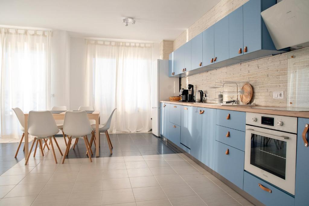 Spacious 3BD flat with PARKING and SEA VIEW photo 2