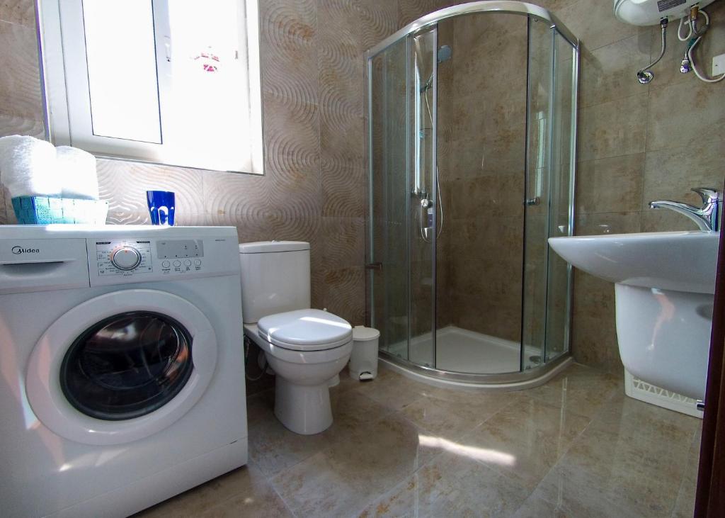 F12-2 Room 2 single beds privated bathroom in shared Flat photo 3