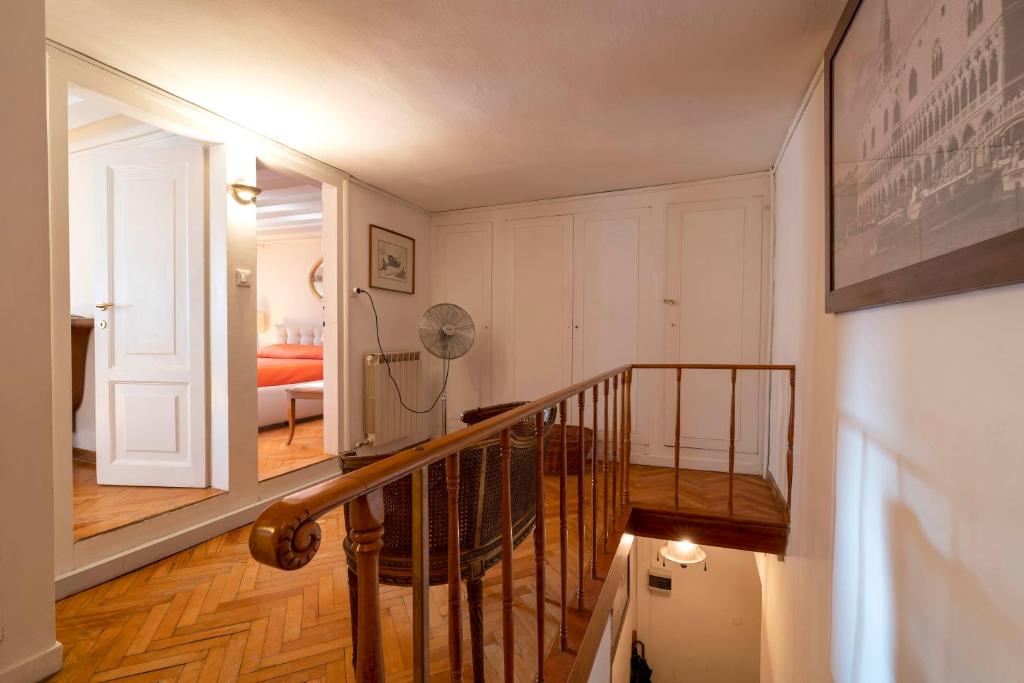 Ca’ Cappello Venetian Apartment M02074212072 - Tap to explore photos