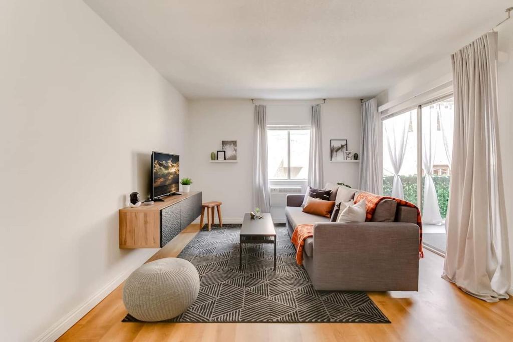 Sophisticated Long Beach Suite with Patio Dining and Parking NRP21-00185 photo 1