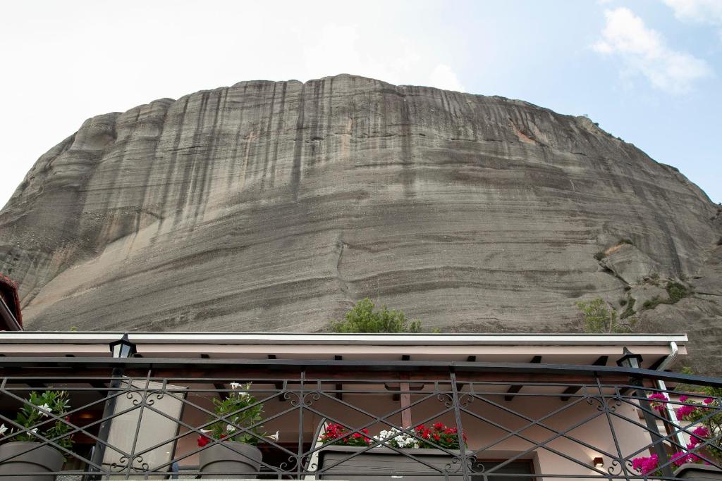Under the rocks meteora panoramic view villa photo 4
