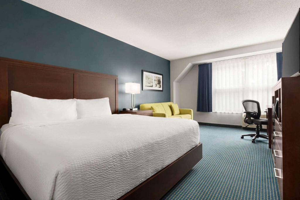 Days Inn by Wyndham Sarnia Harbourfront photo 2
